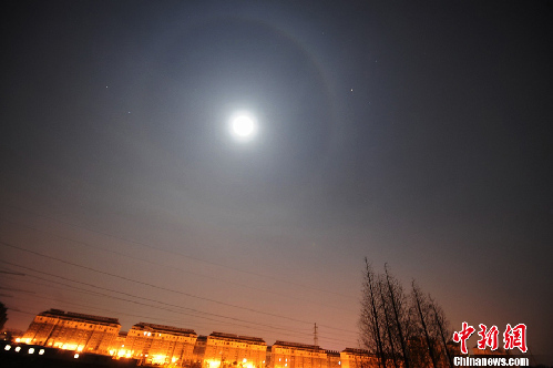 揚(yáng)州夜空現(xiàn)罕見(jiàn)“月暈”奇觀