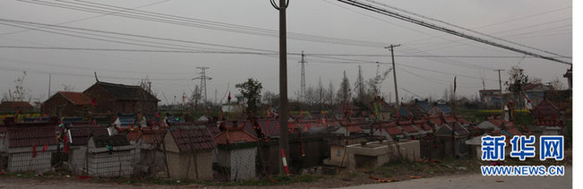 江蘇如東：遠看似豪華別墅 近看方知是墳墓