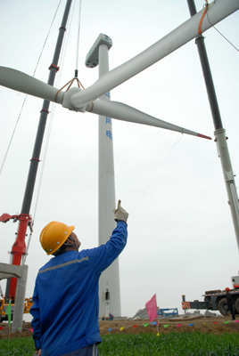 安徽高郵湖畔成功安裝首臺風力發電機