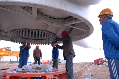 安徽高郵湖畔成功安裝首臺風力發電機