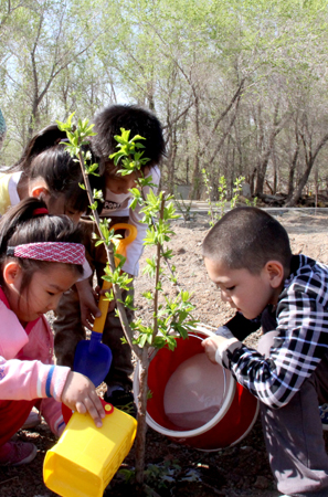 “油城”小朋友:勞動(dòng)護(hù)綠