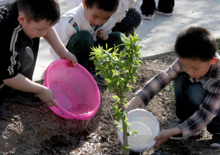 “油城”小朋友:勞動(dòng)護(hù)綠