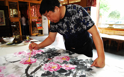 河南:“僑光藝術(shù)獎”獲獎藝術(shù)家革命老區(qū)采風(fēng)