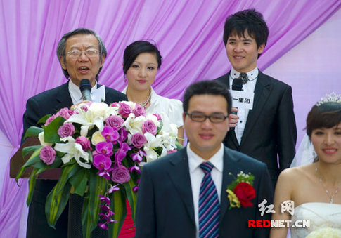 湖南首屆網絡婚博會：20對新人集體步入婚姻殿堂(圖)