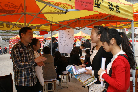 平頂山學院成功舉辦大型畢業生雙選會