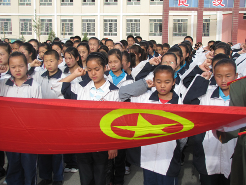 和碩一中舉行新團員集體入團暨十八歲成人宣誓儀式