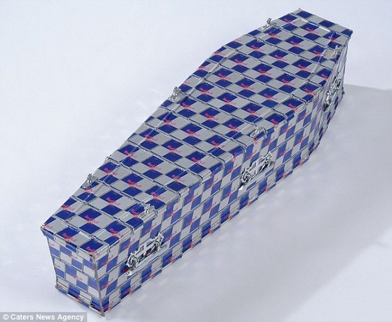 英棺材也瘋狂 稱讓死者最后旅途時尚一把