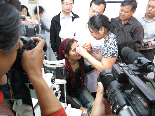 蘇州眼角膜捐獻(xiàn)者助伊犁州兩個(gè)貧困家庭重見光明