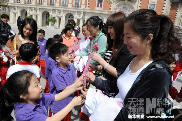 天津：低保、單親、外來(lái)務(wù)工子女圓夢(mèng)母親節(jié)