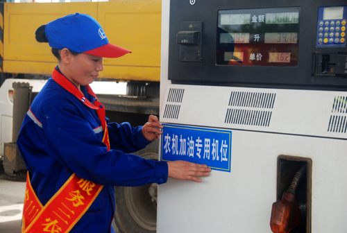 中石化信陽分公司多項增值服務保“三夏”