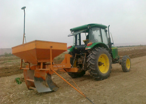 新疆生產建設兵團農三師紅旗農場：小農機大作用