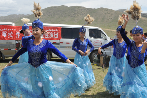 青河縣藝術團赴牧區進行公益演出