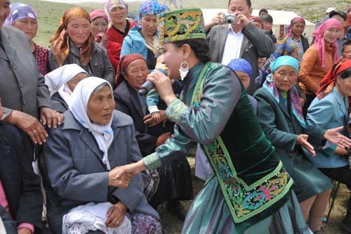 青河縣藝術團赴牧區進行公益演出