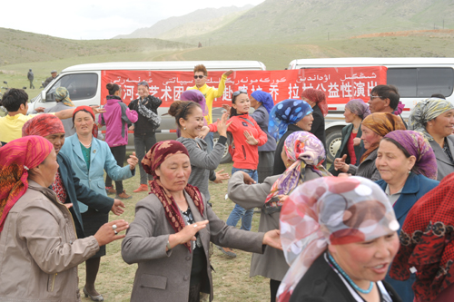 青河縣藝術團赴牧區進行公益演出