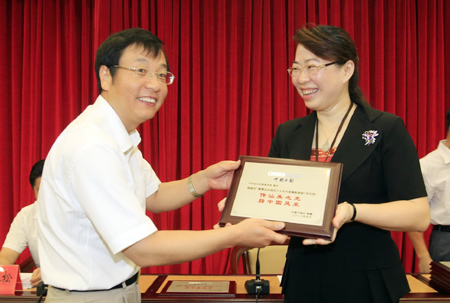 中英文《聚焦汕頭特區30周年》畫冊正式發行