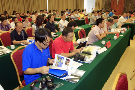 中英文《聚焦汕頭特區30周年》畫冊正式發行