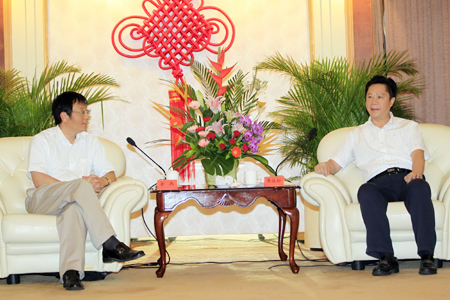 中英文《聚焦汕頭特區(qū)30周年》畫冊正式發(fā)行