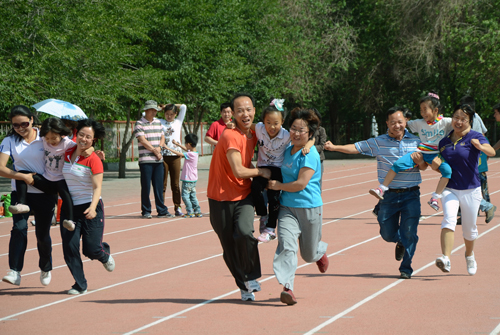 石河子大學舉辦親子運動會 教職工與孩子同慶六一