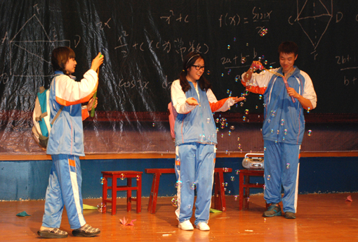 石大第12屆燃塵話劇節開幕 畢業生用《曾經》告別母校