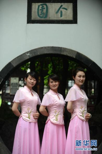 江蘇揚州個園導(dǎo)游換夏裝 化身“蘭花仙子”