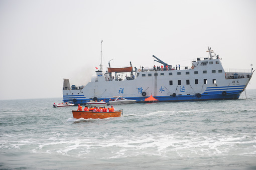 煙臺舉行海上搜救演習