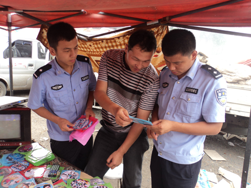 鄯善縣七克臺派出所組織民警深入巴扎開展法制宣傳