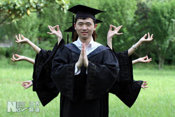 畢業照玩穿越 曬遺憾顯“懷舊”