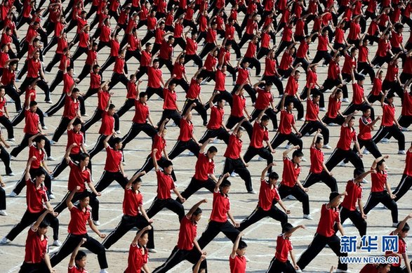 少林寺塔溝武校舉行萬人武術(shù)表演 拼出巨幅國旗圖案