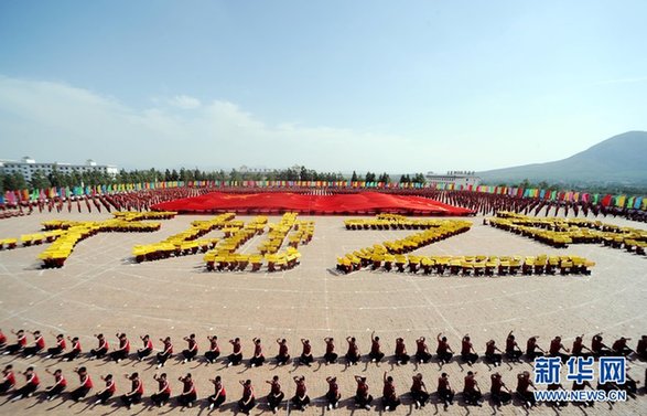 少林寺塔溝武校舉行萬人武術表演 拼出巨幅國旗圖案