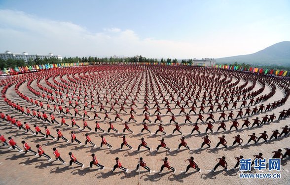 少林寺塔溝武校舉行萬(wàn)人武術(shù)表演 拼出巨幅國(guó)旗圖案