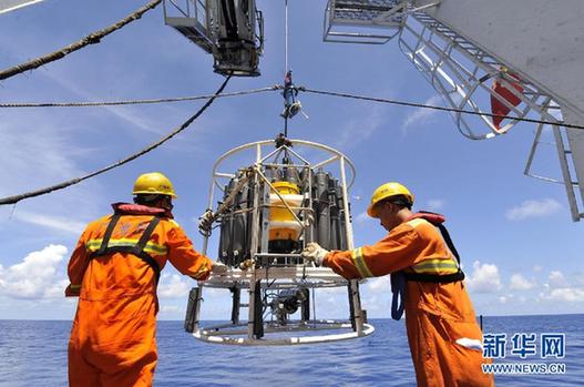 “蛟龍”號做好下潛準(zhǔn)備