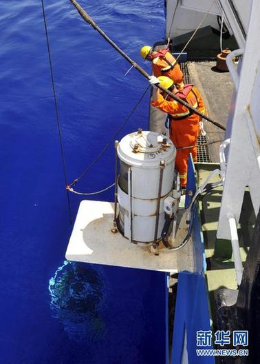 “蛟龍”號做好下潛準(zhǔn)備