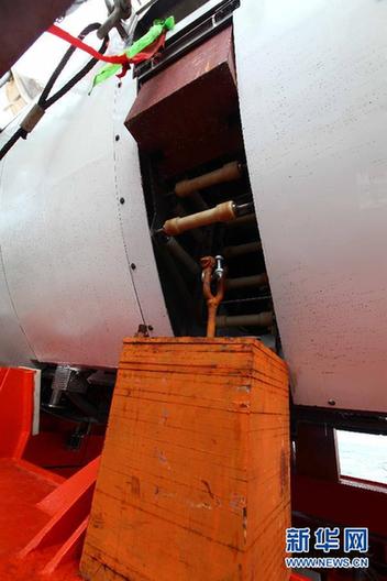 “蛟龍”號做好下潛準(zhǔn)備