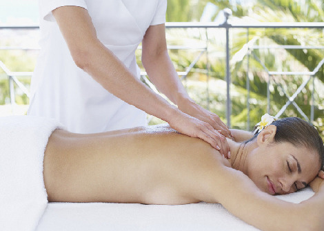 上班族埋頭工作警惕“低頭綜合癥”