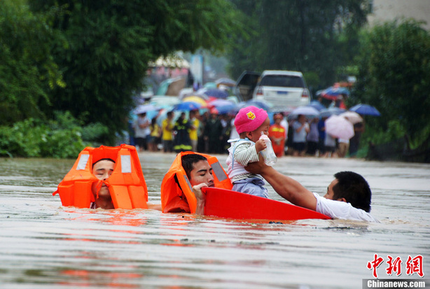 湘西保靖縣班車被淹 消防戰(zhàn)士澡盆轉(zhuǎn)移被困嬰兒