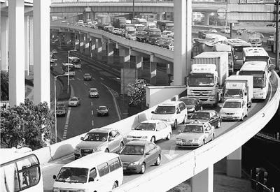 上海私車牌照拍賣是與非：屢創(chuàng)新高引發(fā)爭(zhēng)議