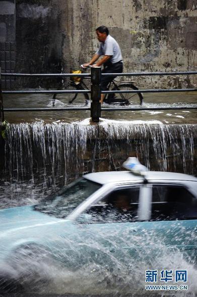 南方遭暴雨襲擊 城區可“看海”
