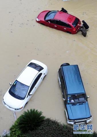 南方遭暴雨襲擊 城區可“看海”