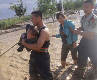 克拉瑪依遭遇暴雨襲擊 消防官兵緊急疏散300戶居民安全轉(zhuǎn)移
