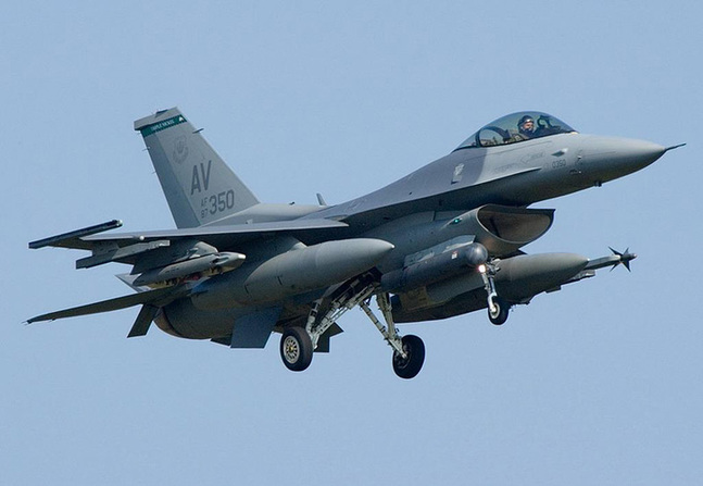 美軍F-16戰機墜落日本北海道海域 飛行員獲救