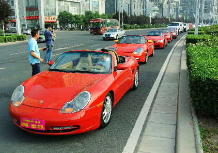 超級豪華婚慶車隊亮相鄭州街頭