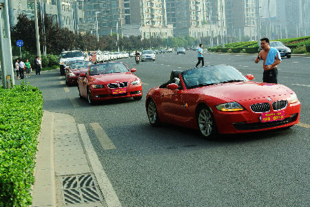 超級豪華婚慶車隊亮相鄭州街頭