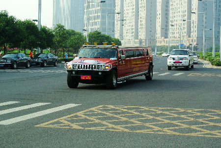 超級豪華婚慶車隊亮相鄭州街頭