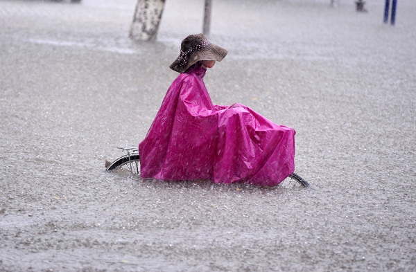 “韋森特”致海口持續(xù)暴雨 多路段積水影響出行