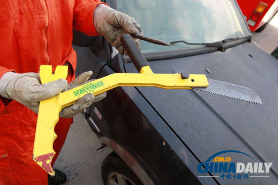 消防官兵圖解車內破窗逃生方法