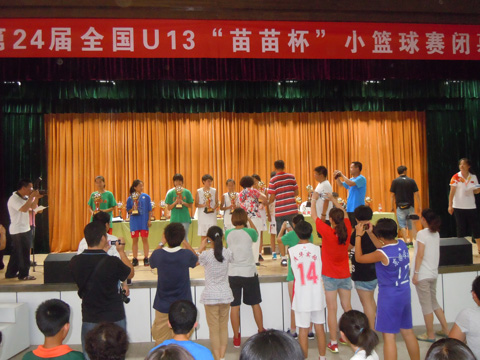 鄭州幸福路小學榮獲“苗苗杯”籃球賽多個獎項