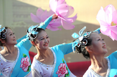 文藝進(jìn)社區(qū)“送文明”