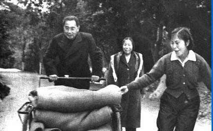 周恩來十大可愛瞬間 偉人也有萌態(tài)