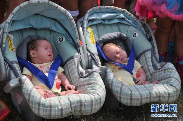 世界各地數千名雙胞胎齊聚美國特溫斯堡