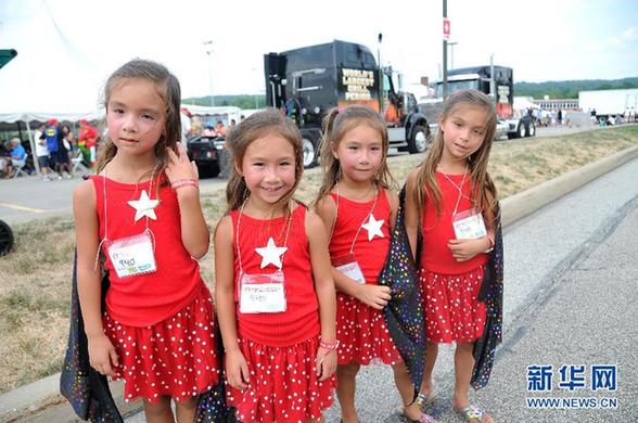 世界各地?cái)?shù)千名雙胞胎齊聚美國(guó)特溫斯堡